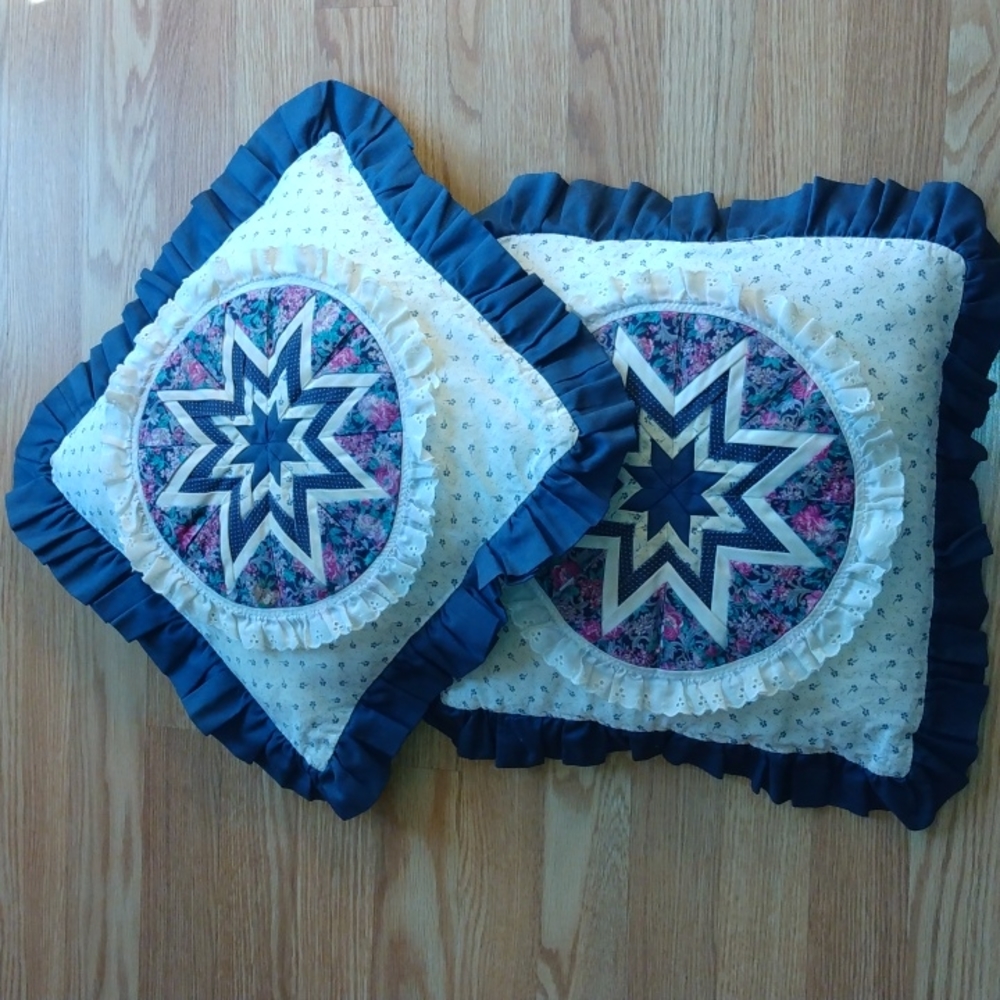 Set of 2 Throw Pillows blue white multicolor middle 17"